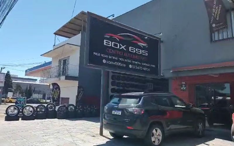 Mecânico trocando pneu em oficina automotiva