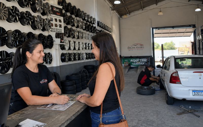 Mecânico revisando parte inferior de um veículo